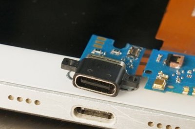 Beispiel für ein Ersatzteil, um den USB-C-Anschluss reparieren zu können. / Bild von Mika Baumeister-