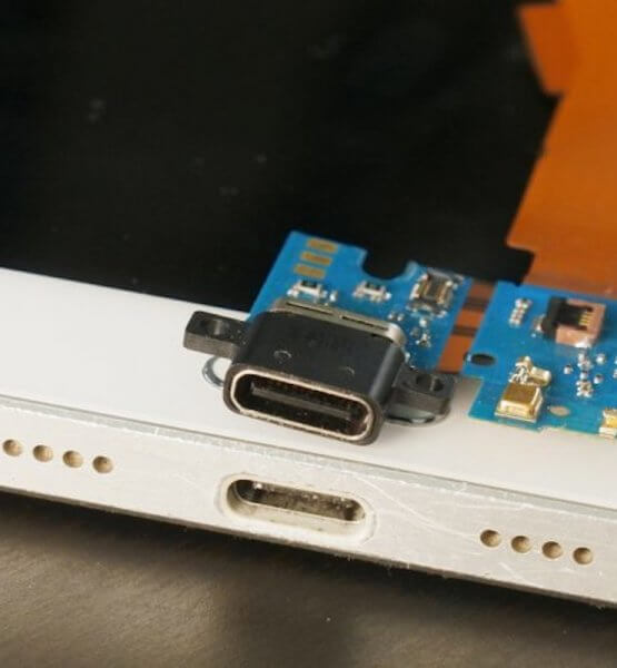 Beispiel für ein Ersatzteil, um den USB-C-Anschluss reparieren zu können. / Bild von Mika Baumeister-