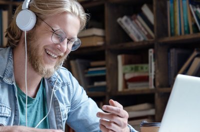 Man beim selbstständigen Lernen / Bild von insta_photos via.adobe.stock