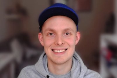 Mann vor weichgezeichnetem Hintergrund in Skype