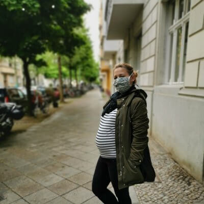 Bild von Maren Meheust mit Babybauch zu Schwangerschaft während Corona