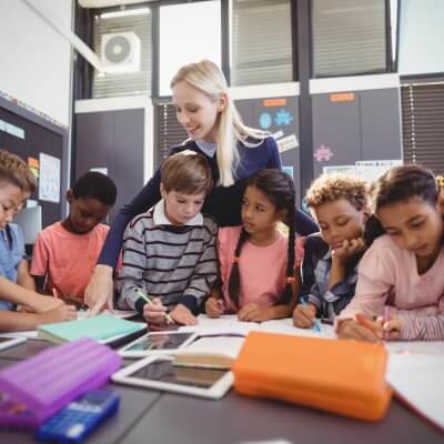 Schulkinder - Titelbild für Digitalisierung in der Schule von wavebreak 3 via Adobe Stock