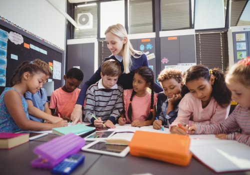 Schulkinder - Titelbild für Digitalisierung in der Schule von wavebreak 3 via Adobe Stock