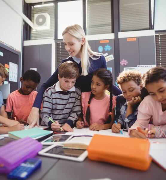 Schulkinder - Titelbild für Digitalisierung in der Schule von wavebreak 3 via Adobe Stock