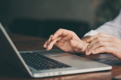 Titelbild Office Laptops von Rymden via Adobe Stock