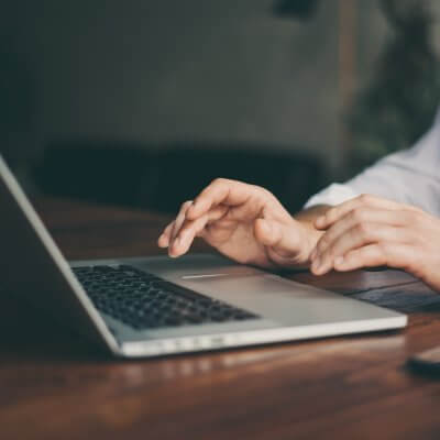 Titelbild Office Laptops von Rymden via Adobe Stock