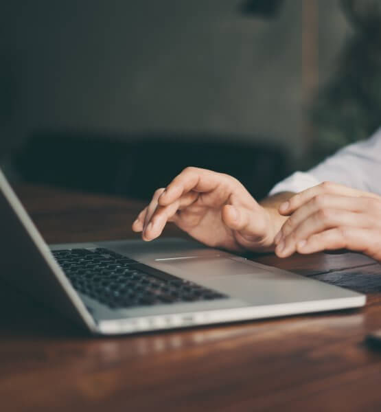 Titelbild Office Laptops von Rymden via Adobe Stock