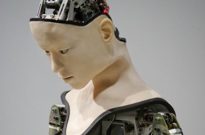 Roboter mit menschlichem Gesicht - Titelbild zu "Wie voreingenommen ist KI" / Foto von Franck V. via Unsplash