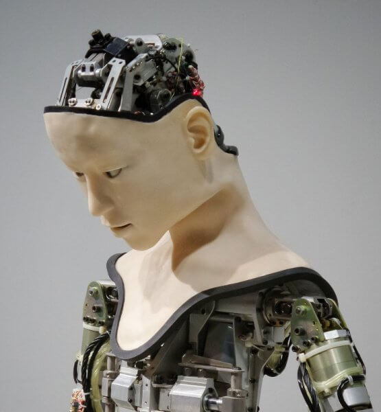 Roboter mit menschlichem Gesicht - Titelbild zu "Wie voreingenommen ist KI" / Foto von Franck V. via Unsplash