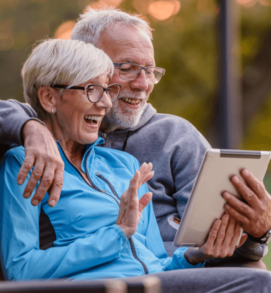 Ein älteres Paar, das zusammen ein Tablet hält und dieses freudig nutzt - Titelbild zu " WLAN in Altersheimen sollte eine Gegebenheit sein..." / Foto von © lordn via Adobe Stock