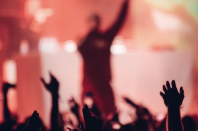 Musiker vor jubelndem Publikum -Titelbild zu "Die besten deutschen Hip Hop-Podcasts"/ Foto von kondrukhov via Adobe Stock
