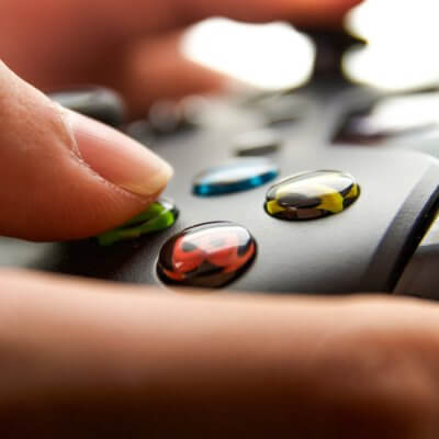 Ein Xbox Controller in den Händen