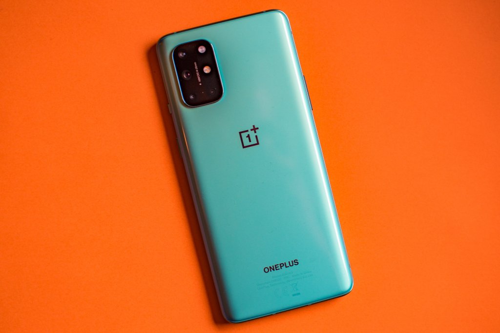 Die türkise Rückseite des OnePlus 8T glänzt im Licht.