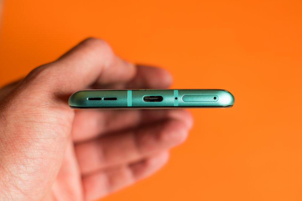 Auf der Unterseite des OnePlus 8T befindet sich neben USB-C-Anschluss ein Lautsprecher und der Simkarten-Slot.