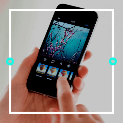 Ein Handy wird gehalten und auf dem Display ist die Bearbeitungsansicht von Instagram zu sehen - Titelbild zu "Die besten Apps für Instagram" / Foto von © bloomicon via Adobe Stock