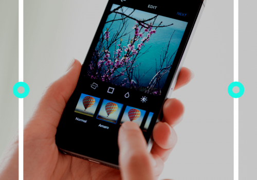 Ein Handy wird gehalten und auf dem Display ist die Bearbeitungsansicht von Instagram zu sehen - Titelbild zu "Die besten Apps für Instagram" / Foto von © bloomicon via Adobe Stock