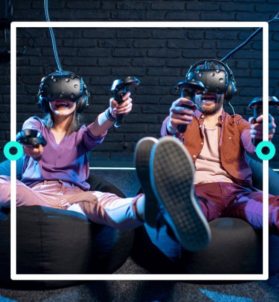 Zwei Freunde spielen VR-Games.