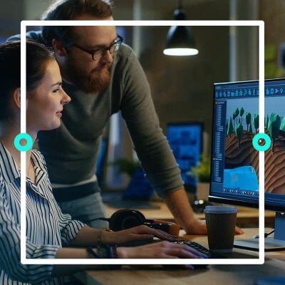 Bild zeigt zwei Personen bei einem Unity Game Engine Tutorial