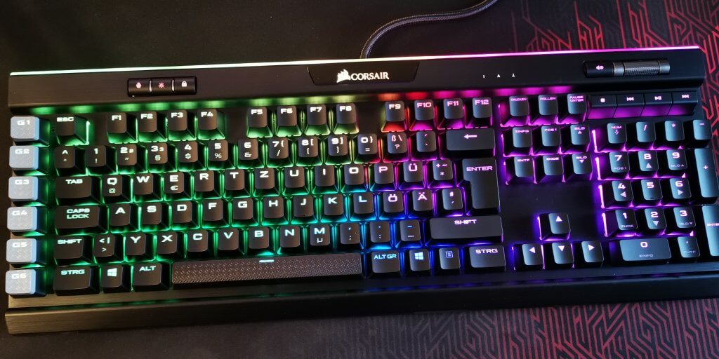 Eine mechanische Tastatur leuchtet in allen Regenbogen-Farben