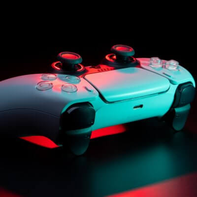Ein rot erleuchteter Gaming Controller