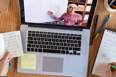 Hände die Notizen machen vor Laptop wo Video läuft - Titelbild zu "Tipps für erfolgreiches Online-Studium" / Foto von © Rido via Adobe Stock