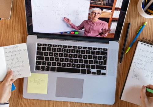 Hände die Notizen machen vor Laptop wo Video läuft - Titelbild zu "Tipps für erfolgreiches Online-Studium" / Foto von © Rido via Adobe Stock