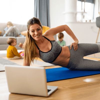 Frau macht ein Workout zu Hause