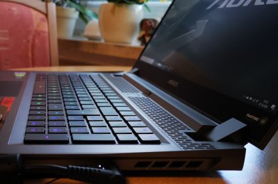 Ein Gigabyte Aorus Laptop von der Seite