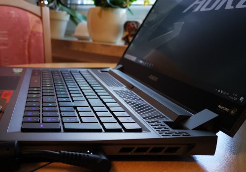 Ein Gigabyte Aorus Laptop von der Seite