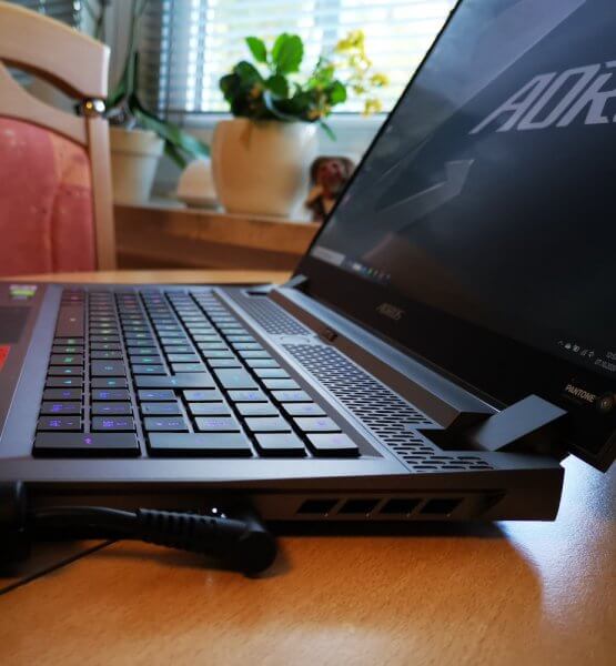 Ein Gigabyte Aorus Laptop von der Seite