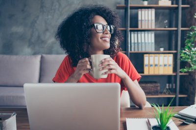 Eine Frau genießt beim Kaffee die Work-Life-Balance im Homeoffice