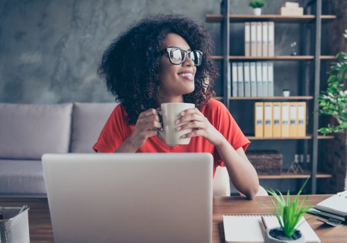 Eine Frau genießt beim Kaffee die Work-Life-Balance im Homeoffice