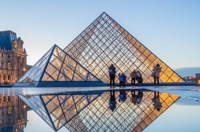 Titelbild für den Artikel über die Google Arts & Culture App - Zu sehen ist der Louvre in Paris beim Sonnenuntergang. Bild von Netfalls via Adobe Stock