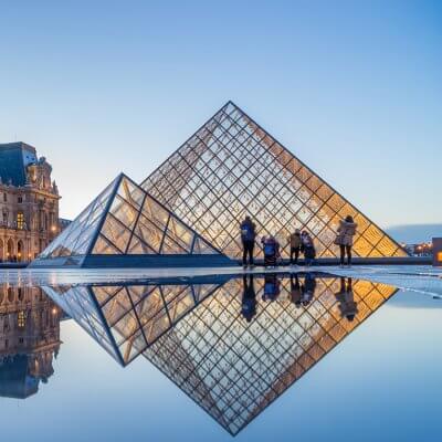 Titelbild für den Artikel über die Google Arts & Culture App - Zu sehen ist der Louvre in Paris beim Sonnenuntergang. Bild von Netfalls via Adobe Stock