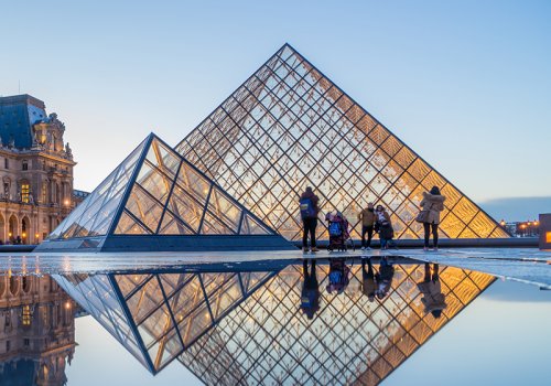 Titelbild für den Artikel über die Google Arts & Culture App - Zu sehen ist der Louvre in Paris beim Sonnenuntergang. Bild von Netfalls via Adobe Stock