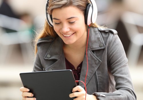 Junge Frau schaut auf ihrem Tablet ein Video