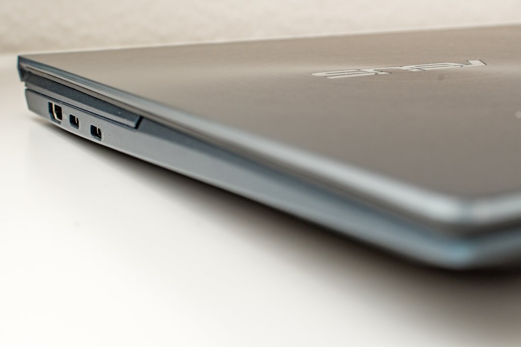 Das Asus ZenBook Duo 14 ist etwas dicker als die Geräte der Konkurrenz