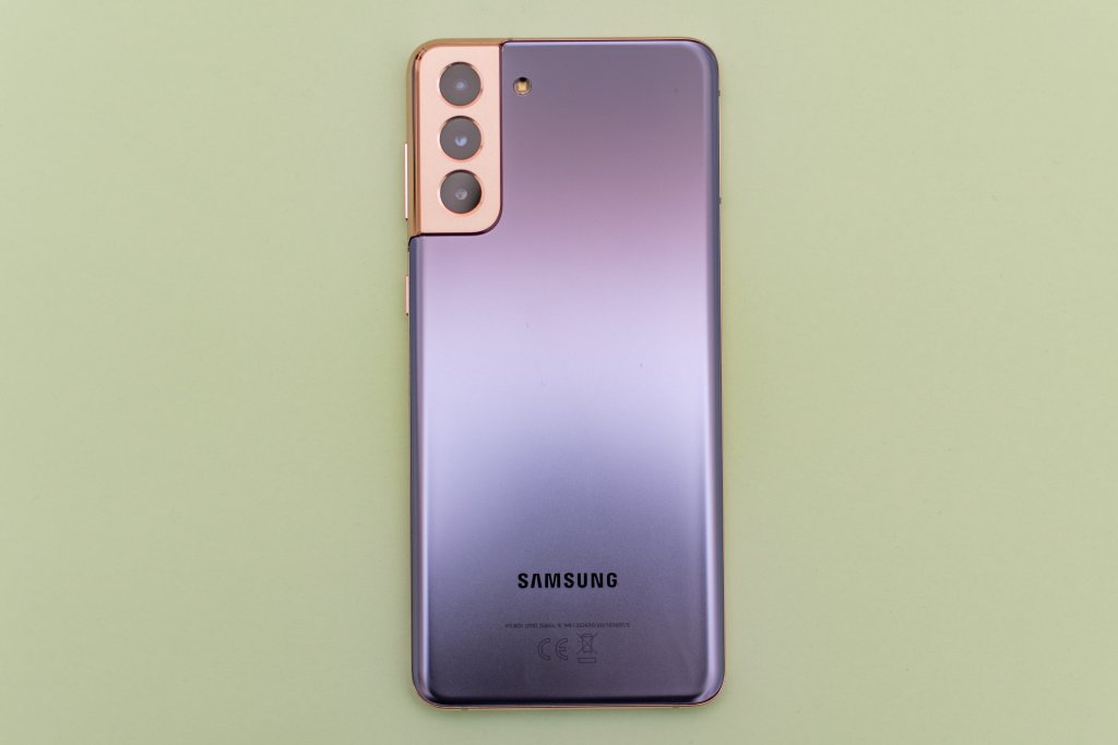 Das Samsung Galaxy S21 Plus 5G gibt es unter anderem in einer extravaganten lilafarbenen Variante mit goldenem Rahmen.