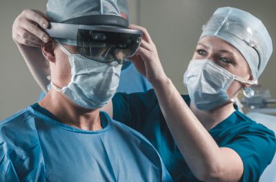Arzt bekommt eine Augmented Reality-Brille aufgesetzt.