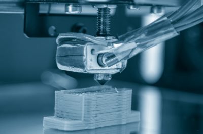 Arm eines 3D-Druckers stellt Miniaturgebäude her