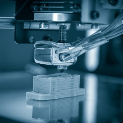 Arm eines 3D-Druckers stellt Miniaturgebäude her