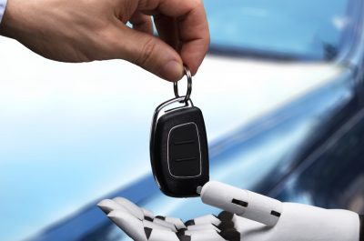Ein mensch gibt einem Roboter den Autoschlüssel