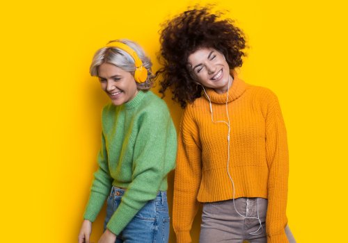 Zwei Personen, die über Kopfhörer Musik hören, womöglich über Streaming-Dienste