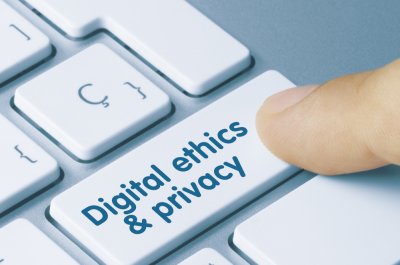 Taste einer Computertastatur mit der Beschriftung Digital ethics and privacy