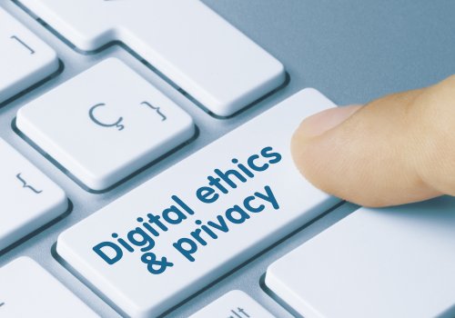 Taste einer Computertastatur mit der Beschriftung Digital ethics and privacy