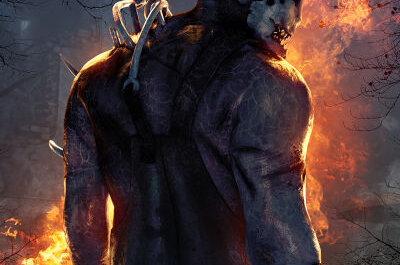 In dem Bild ist eine große Männliche Person zu sehen die eine weiße Maske trägt und mit Blut Wunden bedeckt ist. Der Hintergrund ist dunkel und es geht eine Diagonale Feuerlinie durch das Bild.