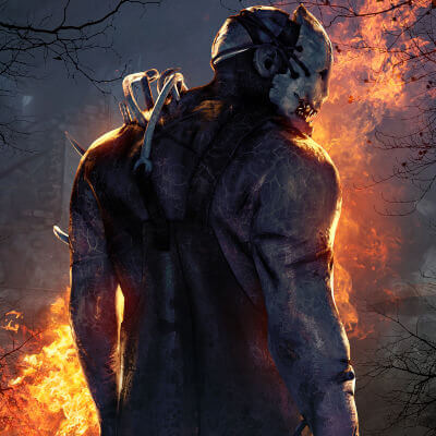 In dem Bild ist eine große Männliche Person zu sehen die eine weiße Maske trägt und mit Blut Wunden bedeckt ist. Der Hintergrund ist dunkel und es geht eine Diagonale Feuerlinie durch das Bild.