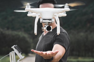 Ein Mann lässt eine Drohne steigen.