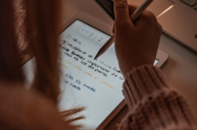 Eine Sprachlern-App auf einem Tablet, bei der man mit einem Stift per Hand schreibt.