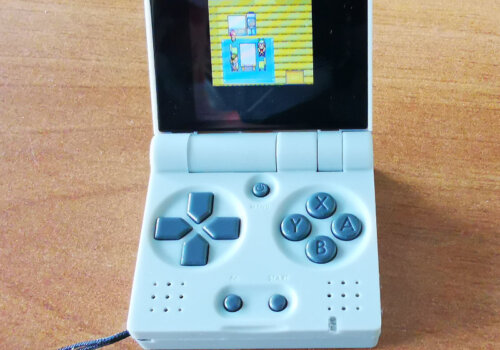 Ein aufgeklappter Funkey-S, in grau, der einem aufgeklappten Game Boy Advance stark ähnelt.